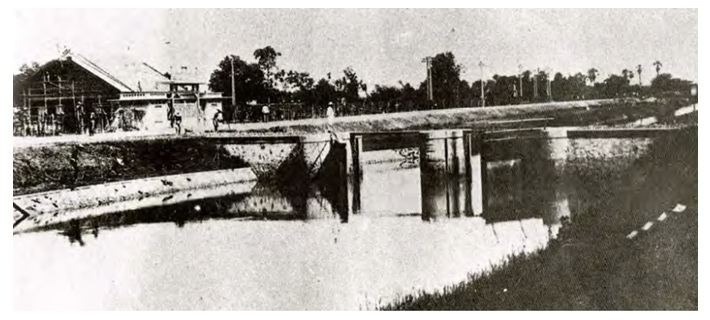 The floodgate in Samsen, Khlong Prapa (Prapa canal) is between Bangkok and Rangsit and was constructed so that people could have clean water to consume.